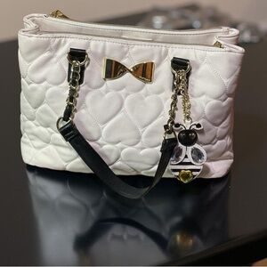 Betsey Johnson bag😍EUC puffy quilted hearts, white, black trim, bee charm,